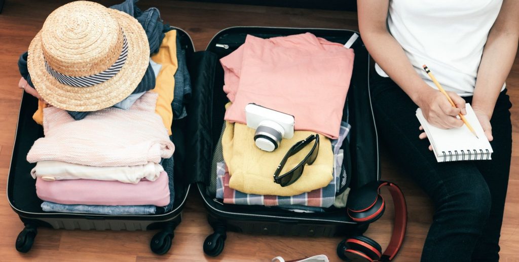 Pakowanie rzeczy na wakacje do walizki