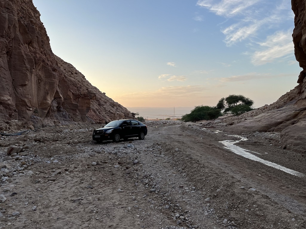 Samochód przed Wadi Numeira